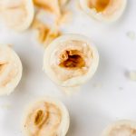 Lieskovce obalené v bielej čokoláde s rozomletým vanilkovým luskom slowtella slowlandia