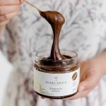 Kávová Slowtella je jedinečné spojenie špeciálne praženej výberovej kávy Brasilia Caramelo Doce zo slovenskej pražiarne Goriffee a legendárnej Slowtelly, slowtella, slowlandia