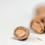 Výberové ručne triedené mandle obalené v karamelovej mliečnej čokoláde s morskou soľou, slowtella, slowlandia