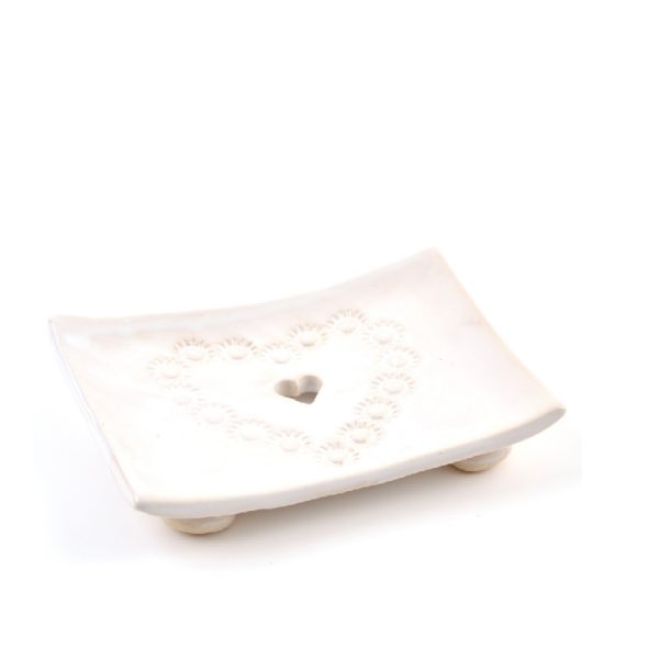 Keramická jemná biela mydelnička na malých nožičkách, s dierkou v tvare srdiečka na odvod vody.