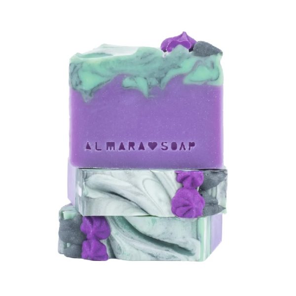 Dizajnové ručne vyrobené mydlo Lillac Blossom pre normálnu pokožku Vás prenesie do jarnej pohody vďaka vôni orgovánu.