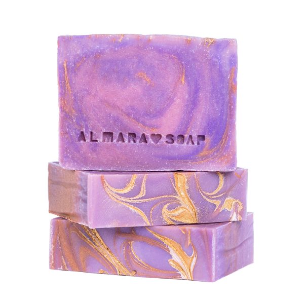 Dizajnové ručne vyrobené mydlo pre normálnu pokožku dizajn mydla v purpurovej, fialovej a zlatej farbe, ktorých krása sa rozohrá predovšetkým pod tečúcou vodou.