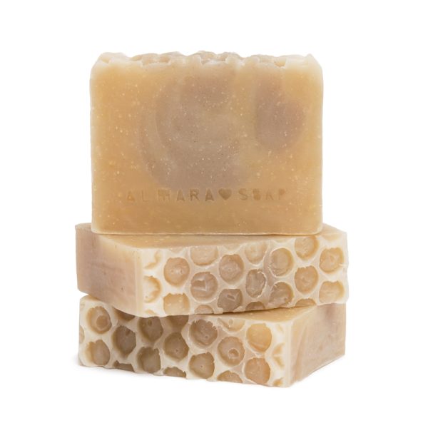 Designové prírodné mydlo Medový kvet  je ručne vyrobené mydlo pre normálnu a suchú pokožku s pridaním medu a čistiaceho hnedého ílu.