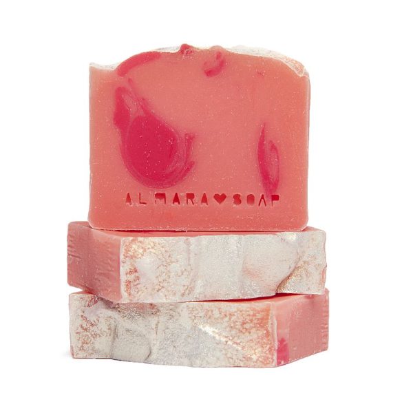 Designové prírodné mydlo OPOJNÝ ZEMOLEZ  je  ručne vyrobené mydlo pre normálnu pokožku, s kvetinovou vôňou.