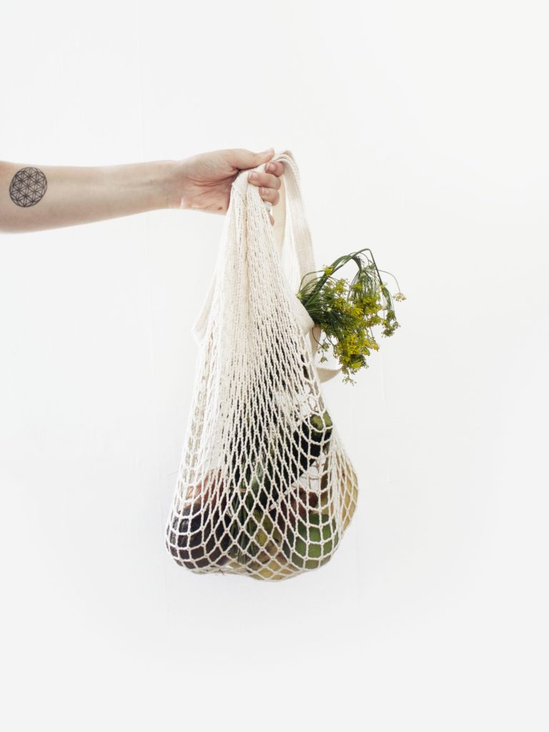 Plátená taška so zeleninou - príklad nákupu bezobalovo.