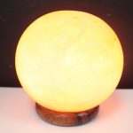 Soľné lampy uvoľňujú negatívne nabité ióny, ktoré vo vzduch eliminujú škodlivý vplyv kladne nabitých elektrických častíc.