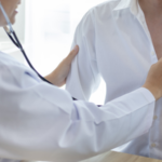 Najlepší liek na pľúca, doktor vyšetruje pacienta fonendoskopom